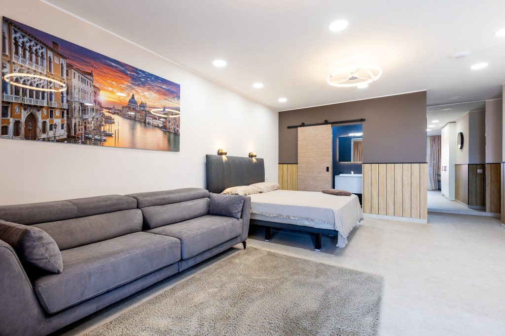 Habitación con cama doble y sofá